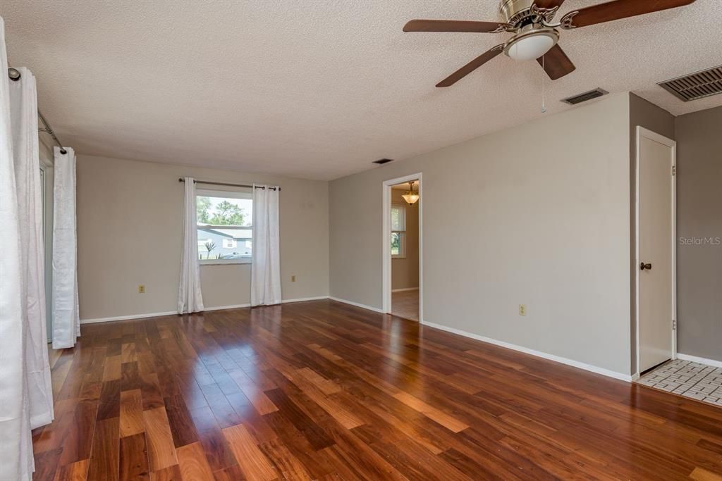 For Rent: $2,495 (4 beds, 2 baths, 1814 Square Feet)