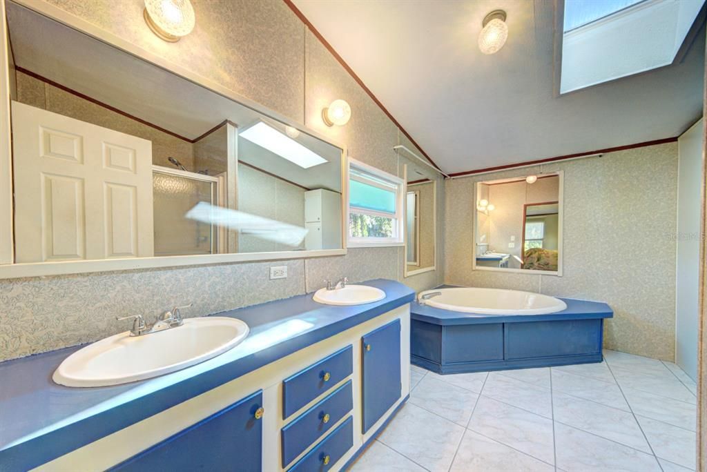 Active With Contract: $314,900 (3 beds, 2 baths, 1624 Square Feet)