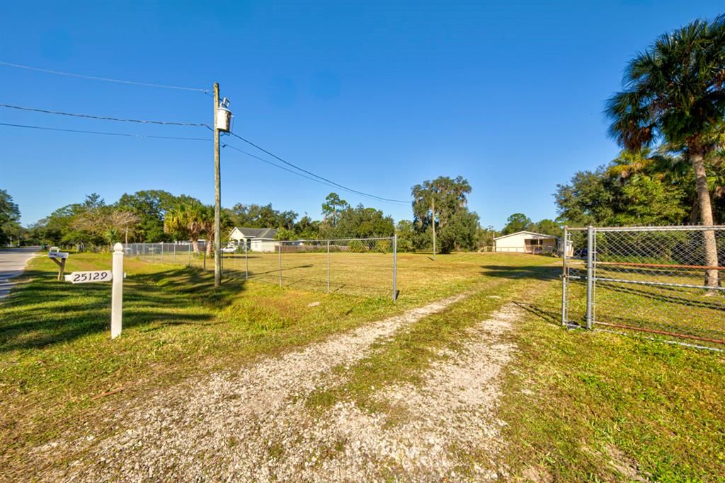 Active With Contract: $314,900 (3 beds, 2 baths, 1624 Square Feet)