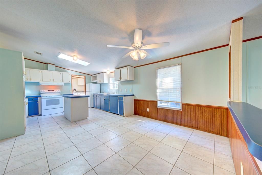 Active With Contract: $314,900 (3 beds, 2 baths, 1624 Square Feet)