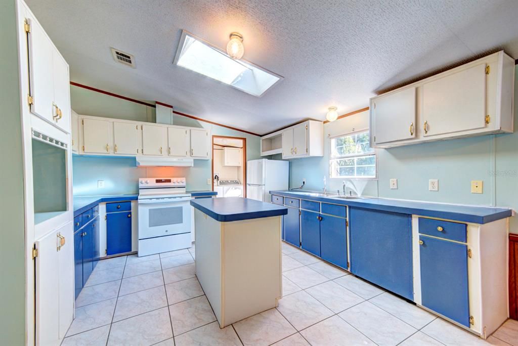 Active With Contract: $314,900 (3 beds, 2 baths, 1624 Square Feet)