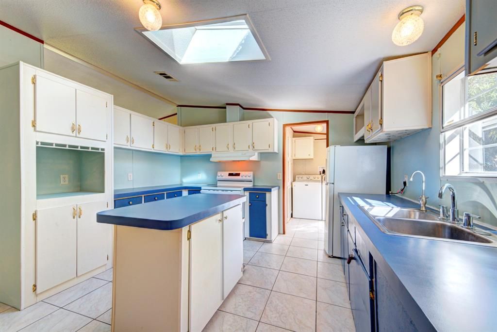 Active With Contract: $314,900 (3 beds, 2 baths, 1624 Square Feet)