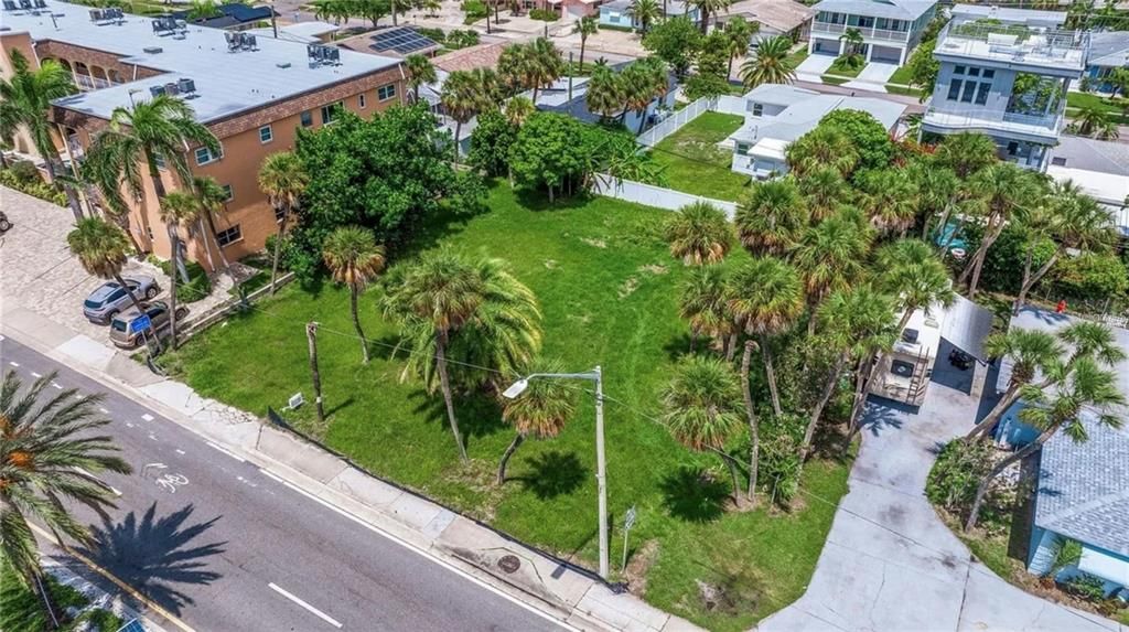 На продажу: $1,200,000 (0.23 acres)