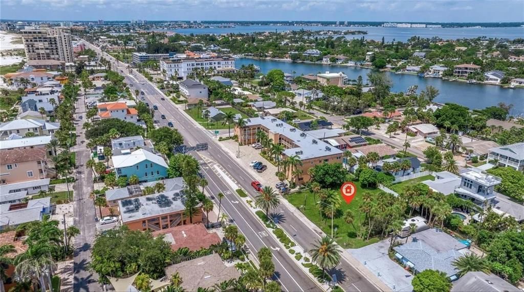 На продажу: $1,200,000 (0.23 acres)