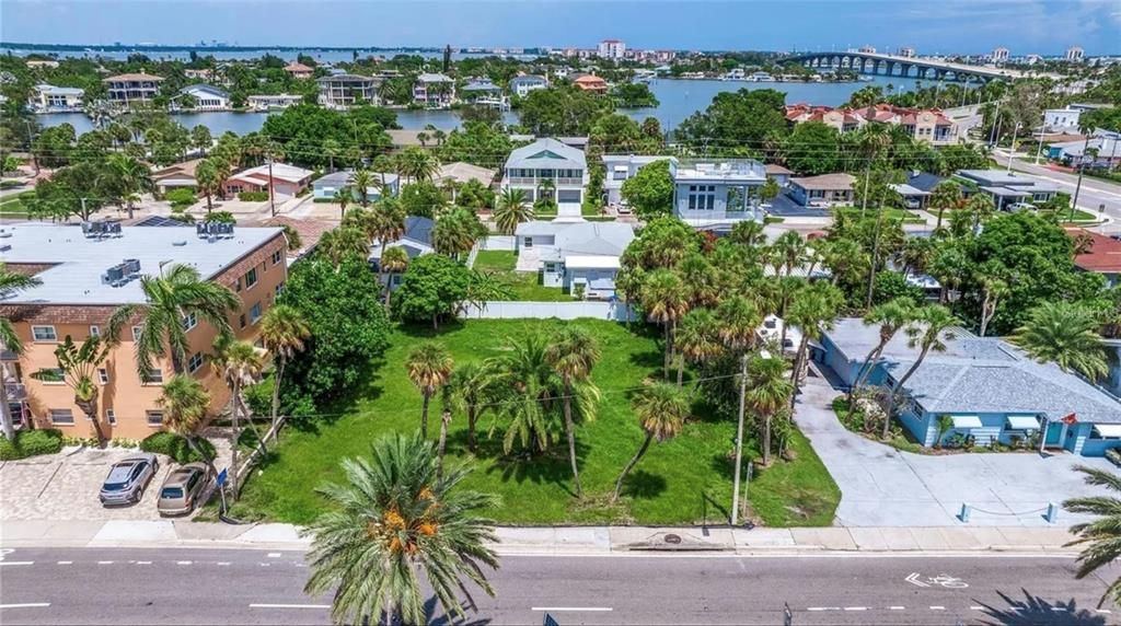 На продажу: $1,200,000 (0.23 acres)