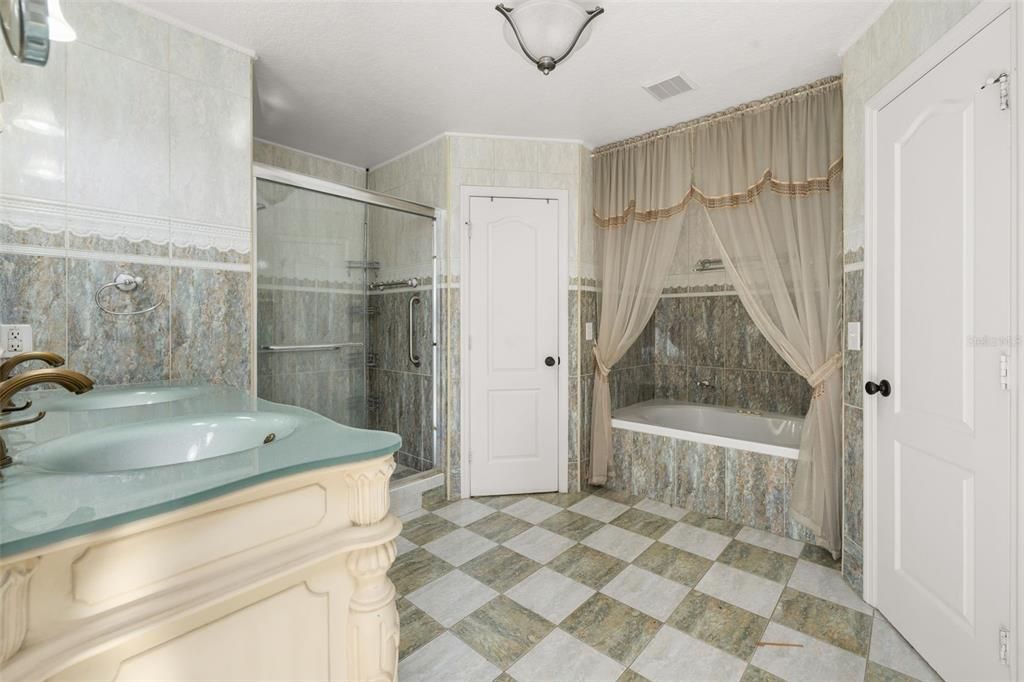 For Sale: $300,000 (4 beds, 2 baths, 2259 Square Feet)