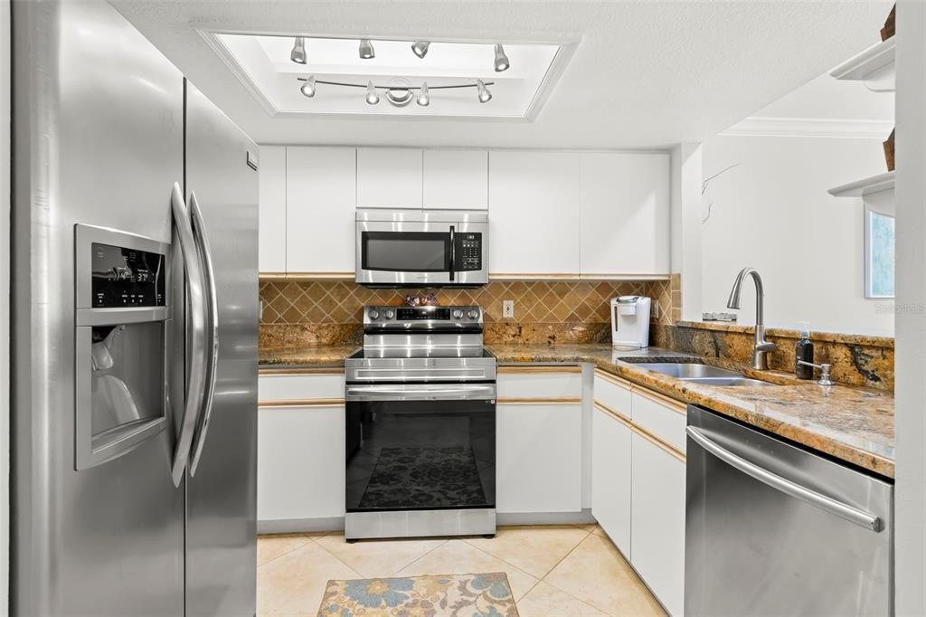 For Sale: $489,000 (3 beds, 3 baths, 1585 Square Feet)