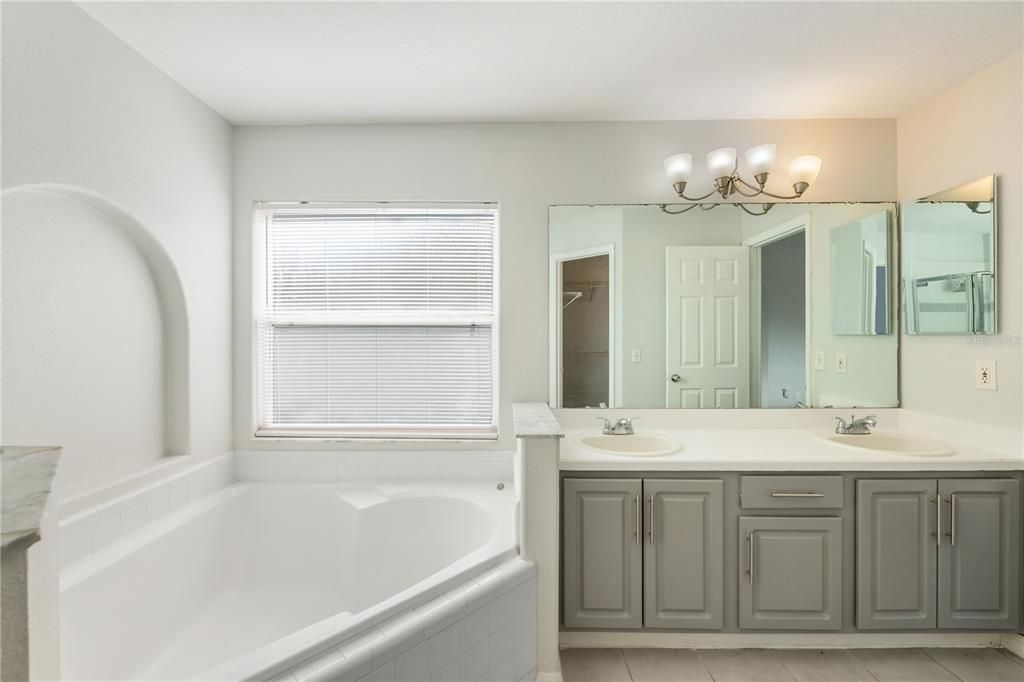 For Sale: $355,000 (3 beds, 2 baths, 1519 Square Feet)