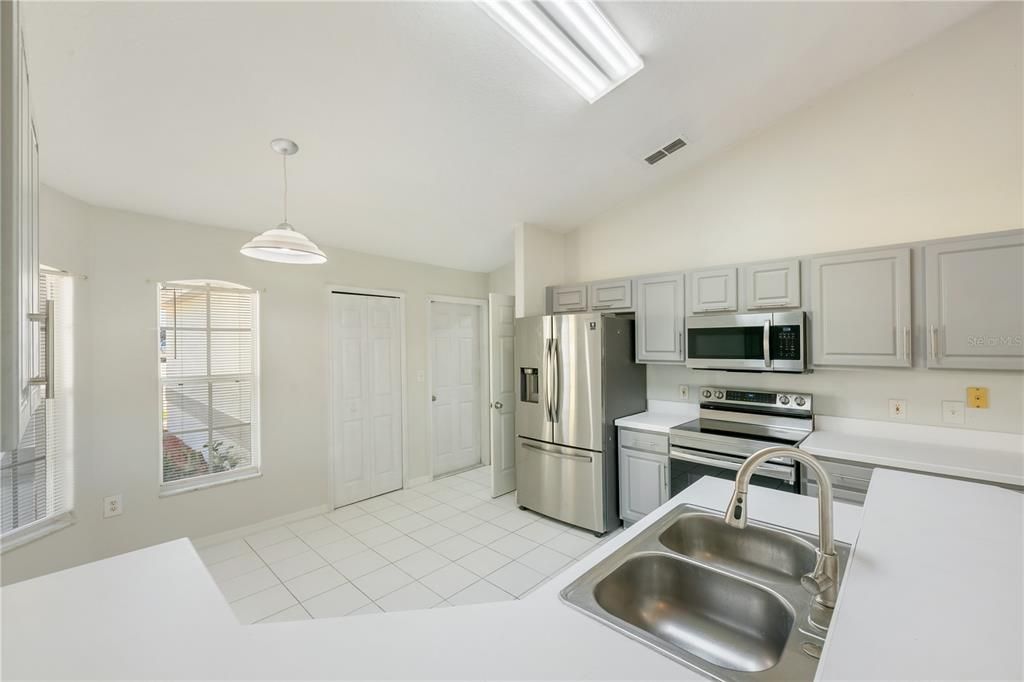 For Sale: $355,000 (3 beds, 2 baths, 1519 Square Feet)