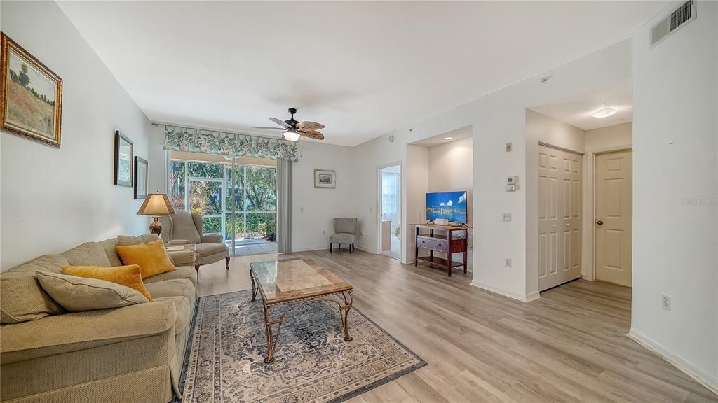 待售: $289,000 (2 贝兹, 2 浴室, 1068 平方英尺)