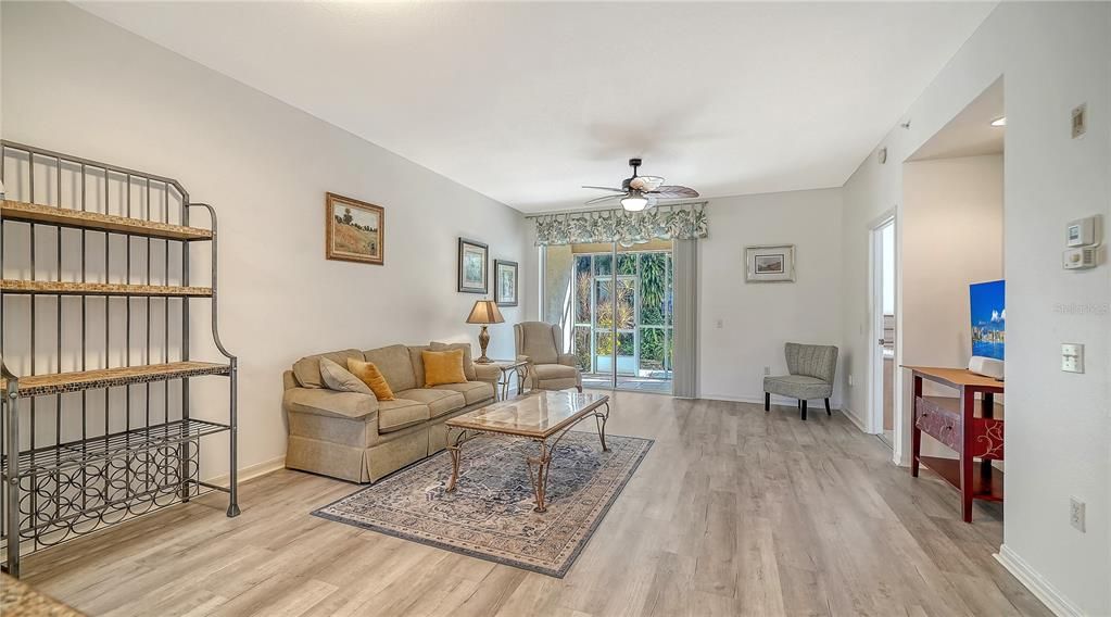 待售: $289,000 (2 贝兹, 2 浴室, 1068 平方英尺)