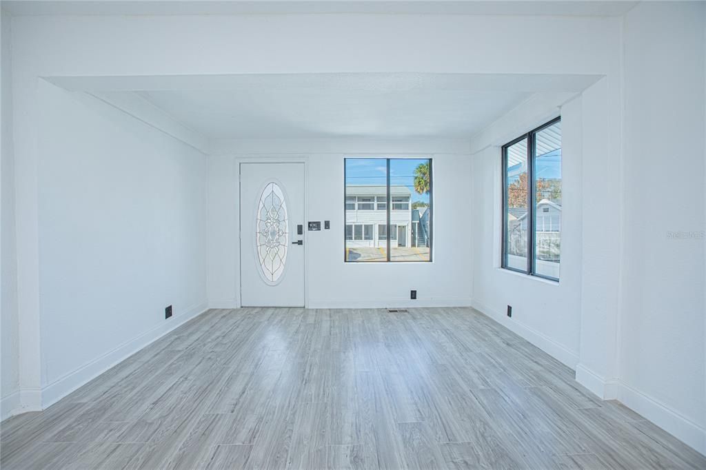 На продажу: $439,000 (5 спален, 3 ванн, 1752 Квадратных фут)