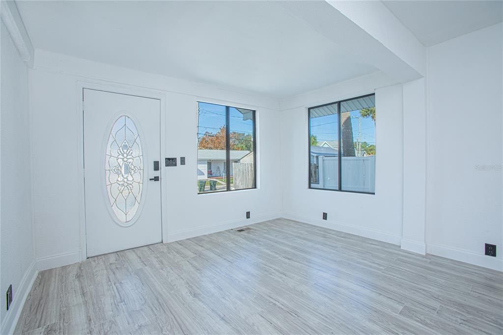 На продажу: $439,000 (5 спален, 3 ванн, 1752 Квадратных фут)