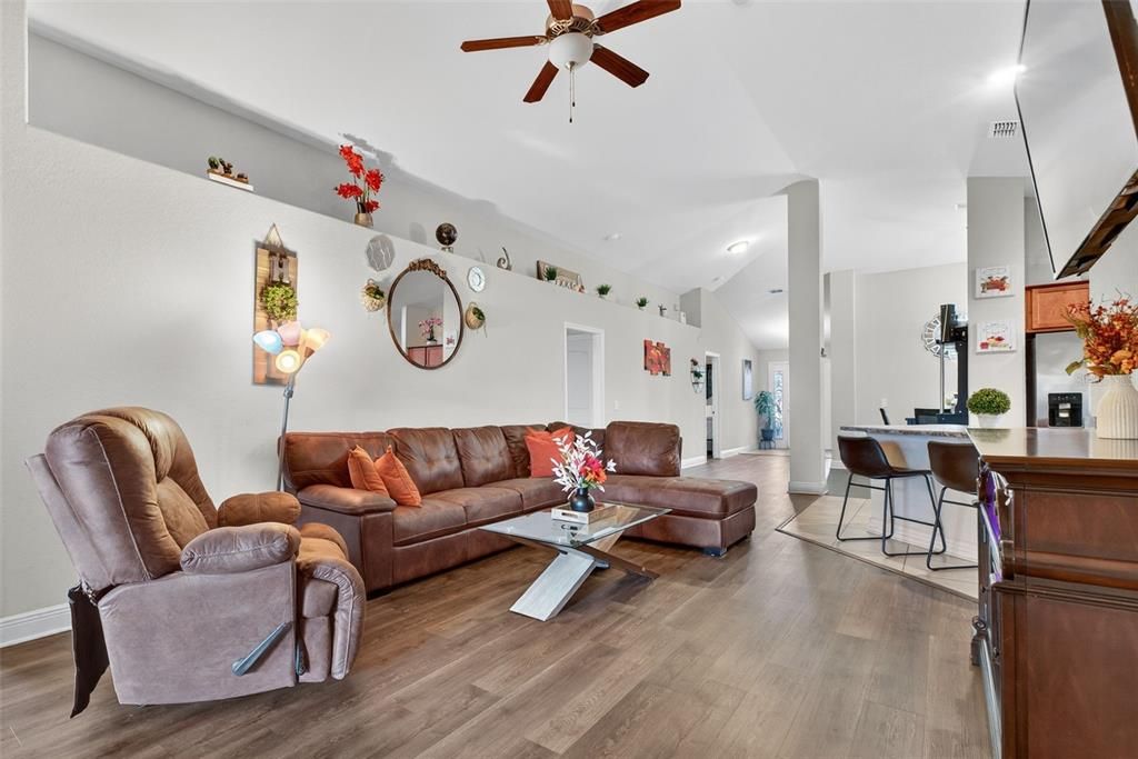 待售: $350,250 (4 贝兹, 3 浴室, 2257 平方英尺)