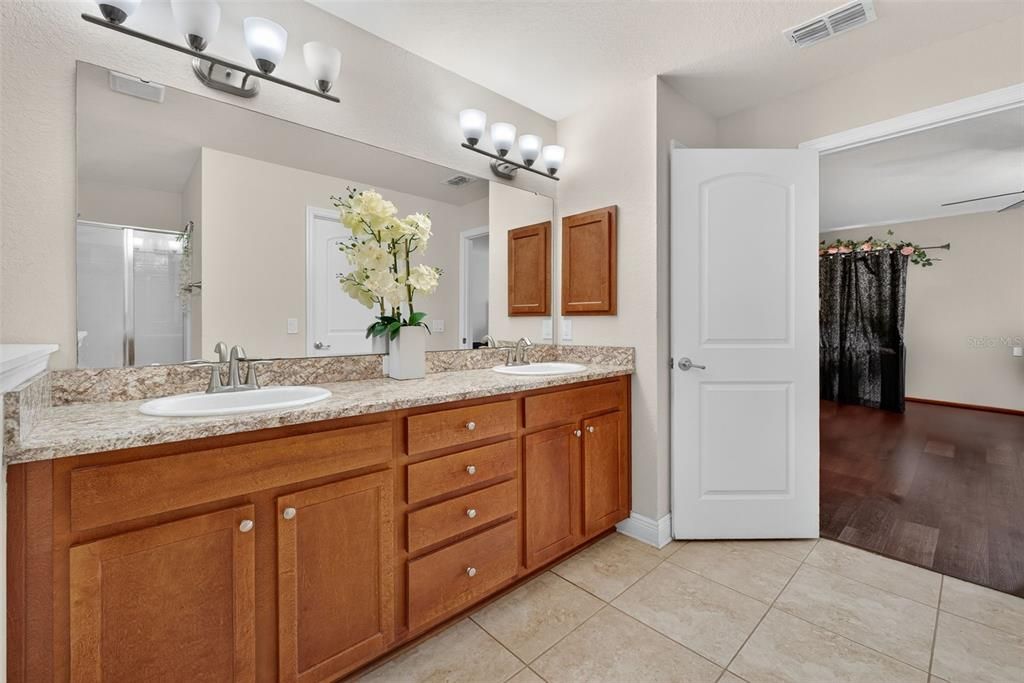 待售: $350,250 (4 贝兹, 3 浴室, 2257 平方英尺)