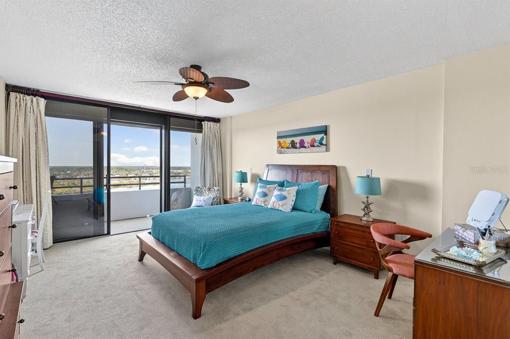 For Sale: $525,000 (2 beds, 2 baths, 1215 Square Feet)