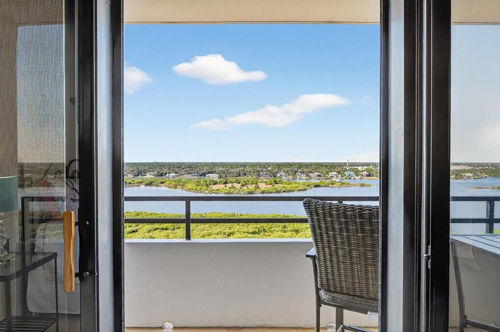 For Sale: $525,000 (2 beds, 2 baths, 1215 Square Feet)