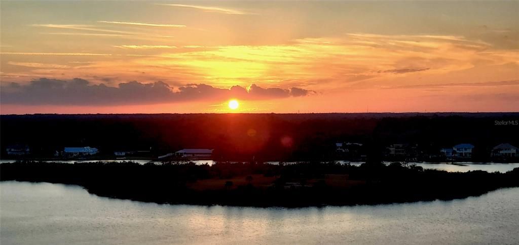 For Sale: $525,000 (2 beds, 2 baths, 1215 Square Feet)