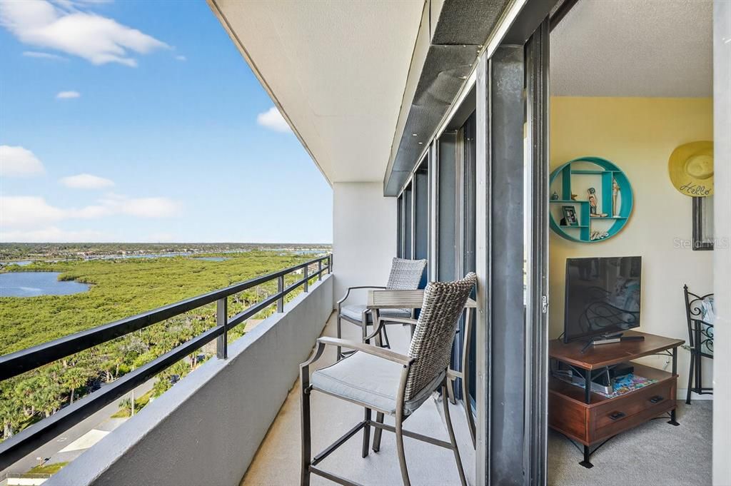 For Sale: $525,000 (2 beds, 2 baths, 1215 Square Feet)