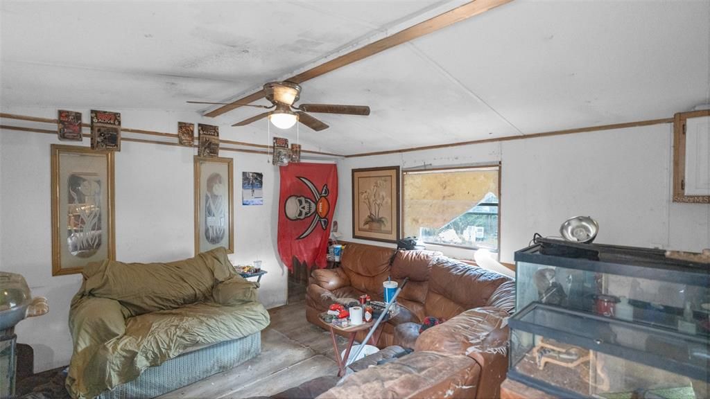 For Sale: $99,500 (2 beds, 1 baths, 672 Square Feet)