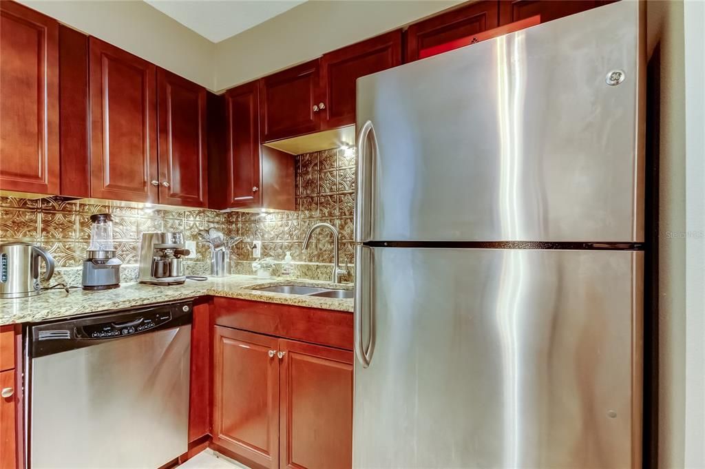 Под контрактом: $299,000 (1 спален, 1 ванн, 645 Квадратных фут)