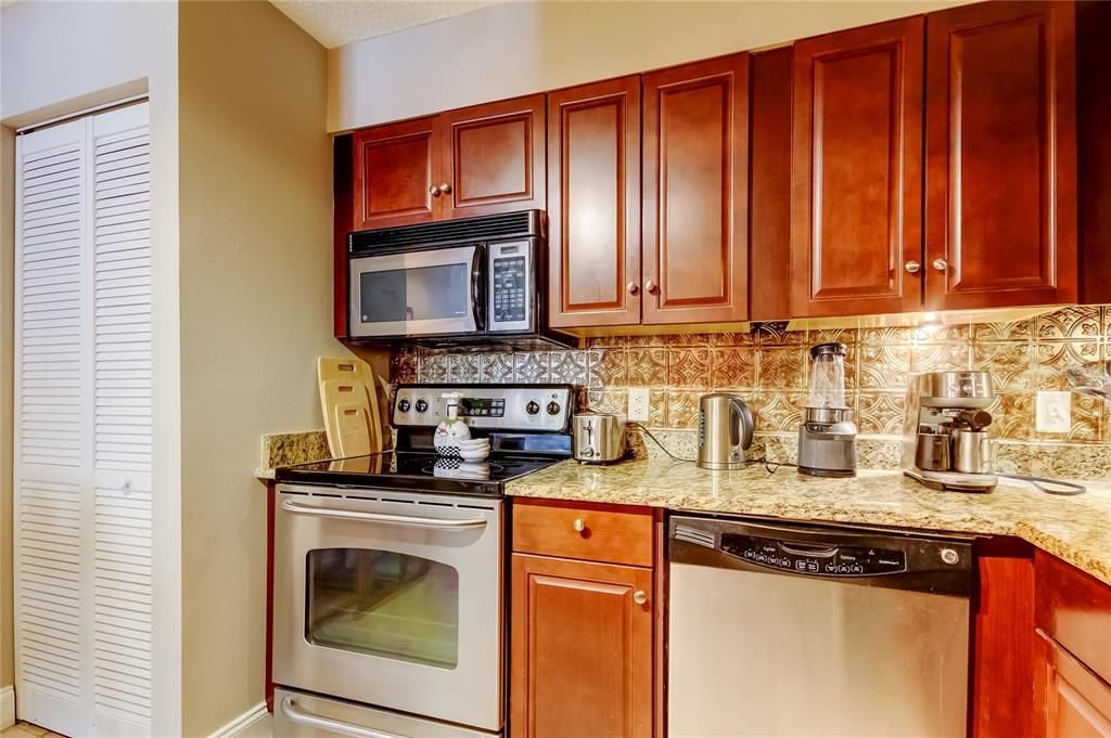 Под контрактом: $299,000 (1 спален, 1 ванн, 645 Квадратных фут)