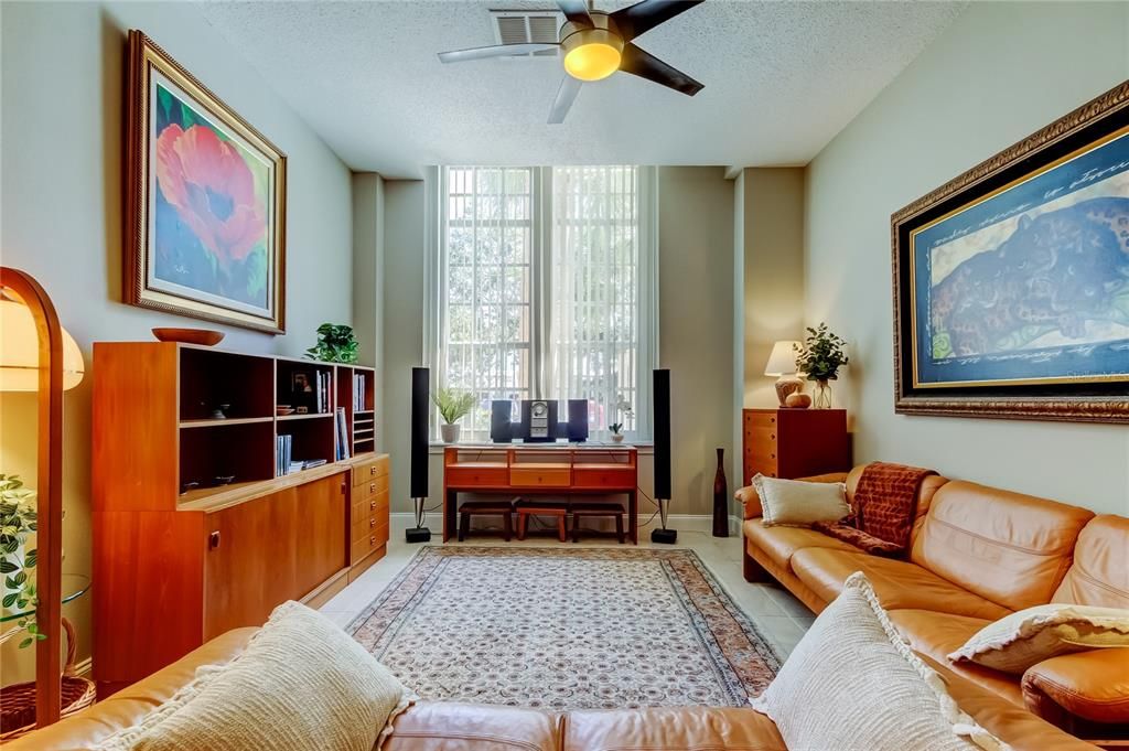 Под контрактом: $299,000 (1 спален, 1 ванн, 645 Квадратных фут)