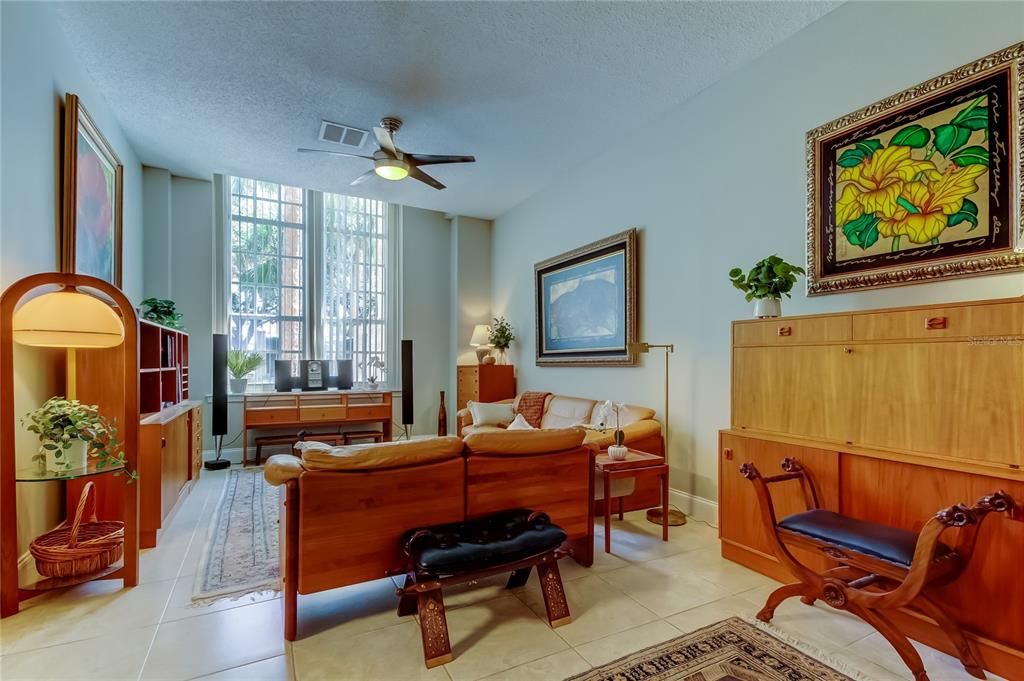 Под контрактом: $299,000 (1 спален, 1 ванн, 645 Квадратных фут)