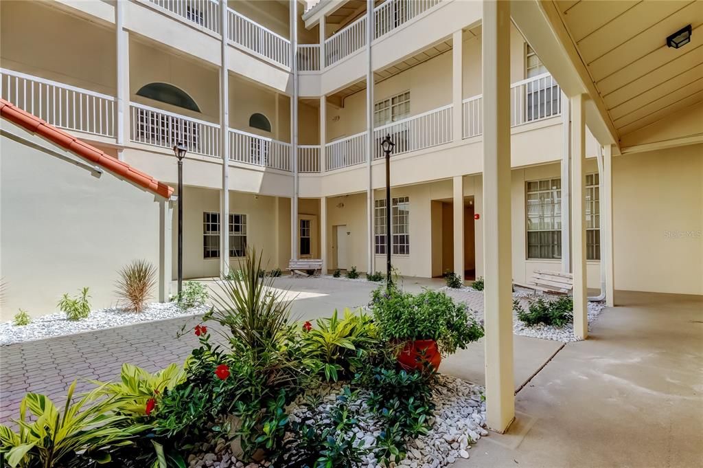 Под контрактом: $299,000 (1 спален, 1 ванн, 645 Квадратных фут)