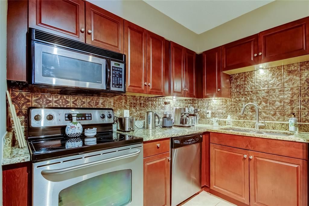 Под контрактом: $299,000 (1 спален, 1 ванн, 645 Квадратных фут)