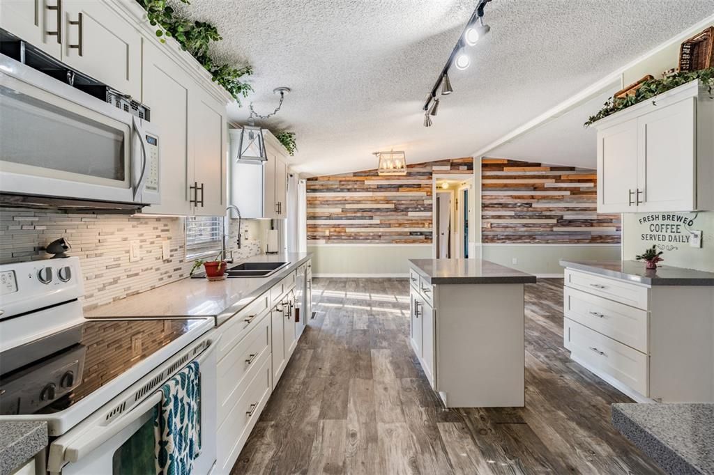 На продажу: $300,000 (3 спален, 2 ванн, 1352 Квадратных фут)