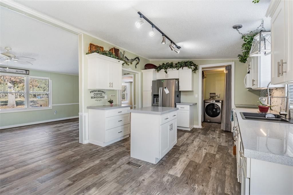 На продажу: $300,000 (3 спален, 2 ванн, 1352 Квадратных фут)