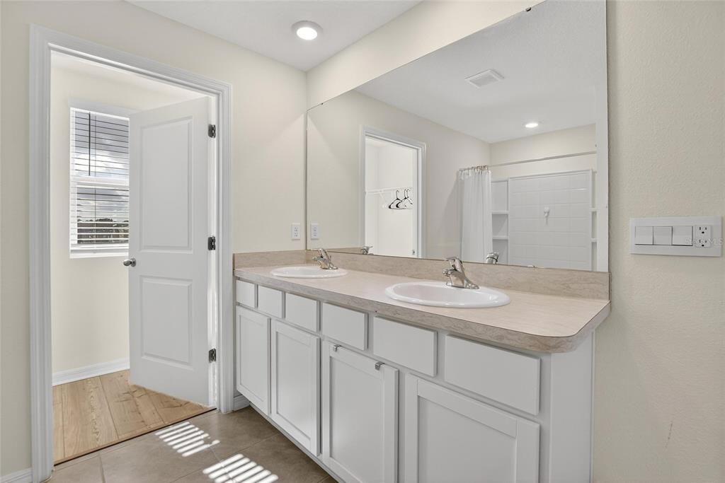 For Sale: $515,000 (5 beds, 3 baths, 2674 Square Feet)