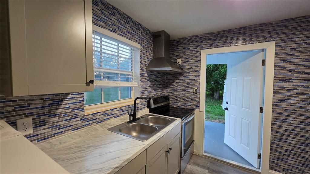 For Sale: $315,000 (2 beds, 1 baths, 988 Square Feet)