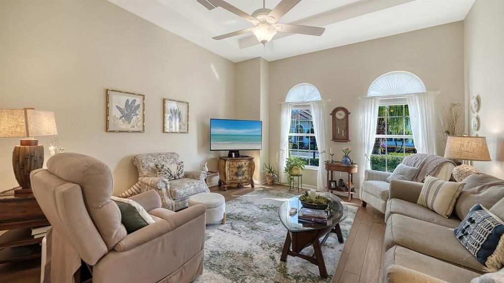 For Sale: $369,000 (2 beds, 2 baths, 1464 Square Feet)