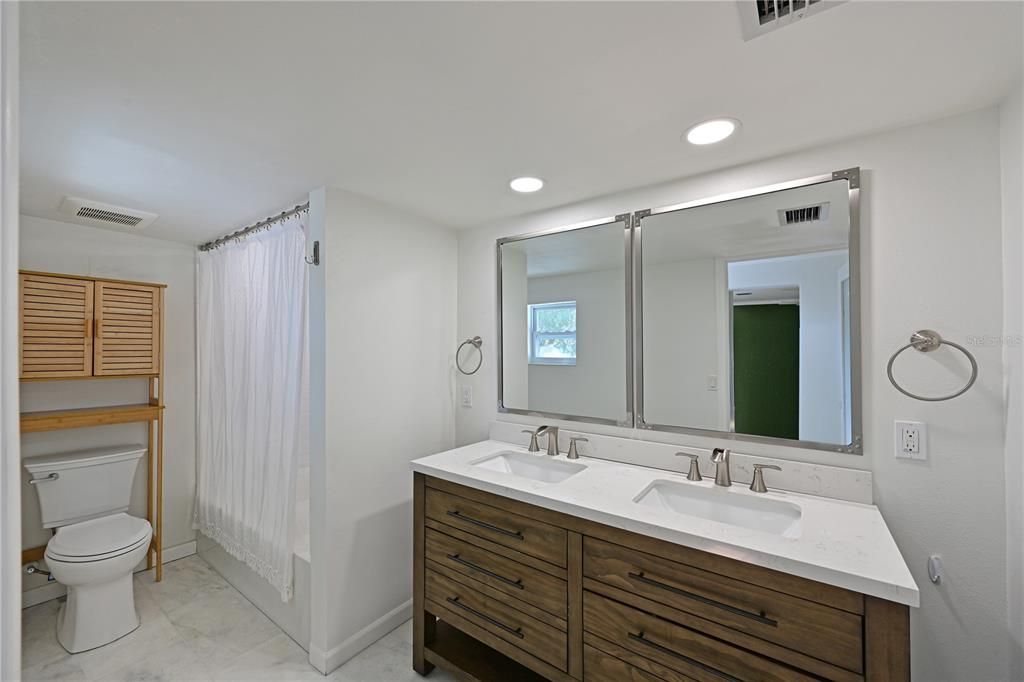 На продажу: $329,000 (2 спален, 2 ванн, 988 Квадратных фут)