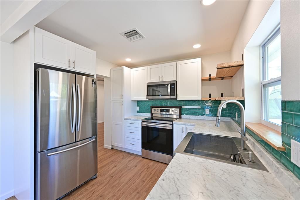 На продажу: $329,000 (2 спален, 2 ванн, 988 Квадратных фут)