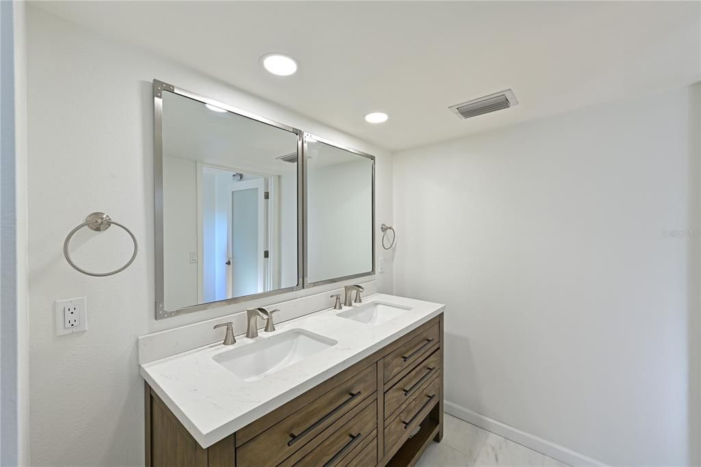 На продажу: $329,000 (2 спален, 2 ванн, 988 Квадратных фут)