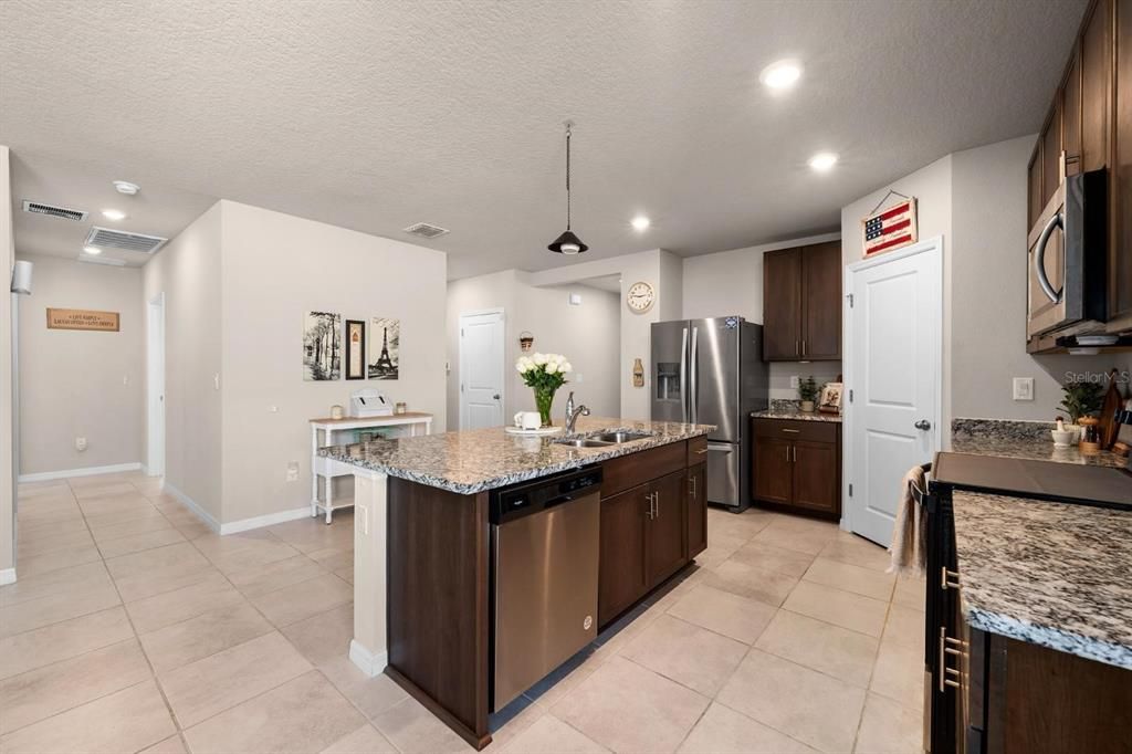 For Sale: $349,999 (3 beds, 2 baths, 1679 Square Feet)