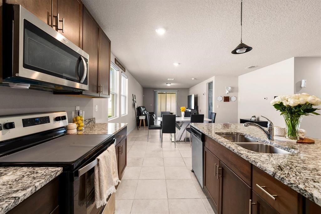 For Sale: $349,999 (3 beds, 2 baths, 1679 Square Feet)