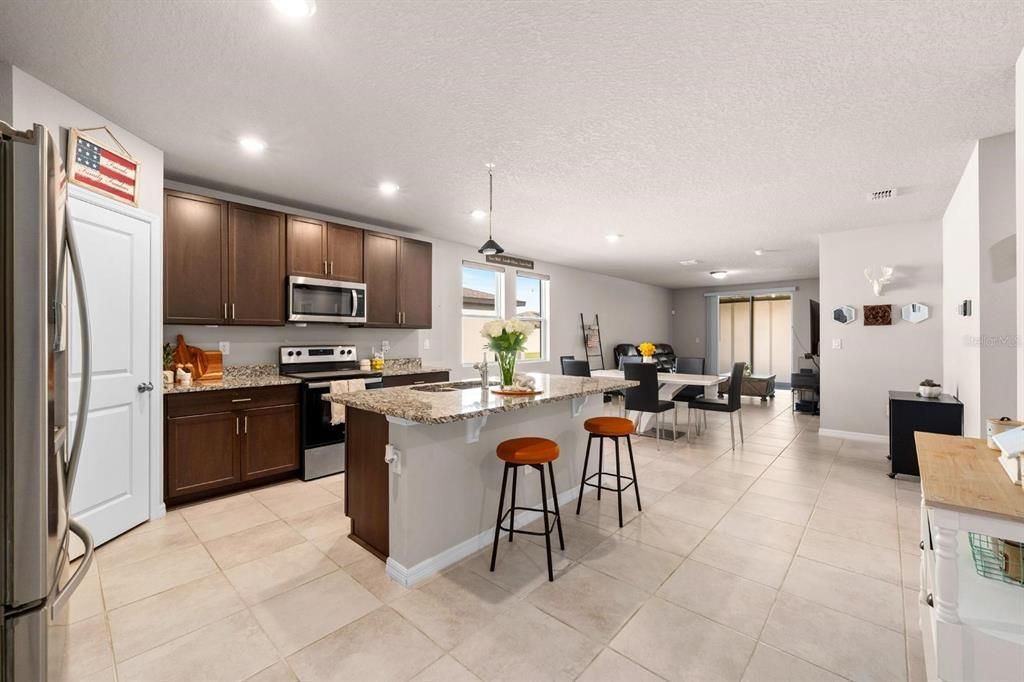 For Sale: $349,999 (3 beds, 2 baths, 1679 Square Feet)