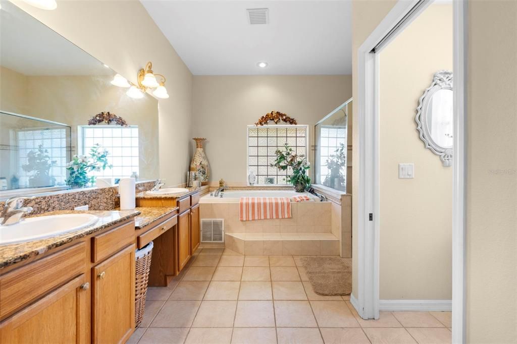 待售: $450,000 (4 贝兹, 2 浴室, 2412 平方英尺)