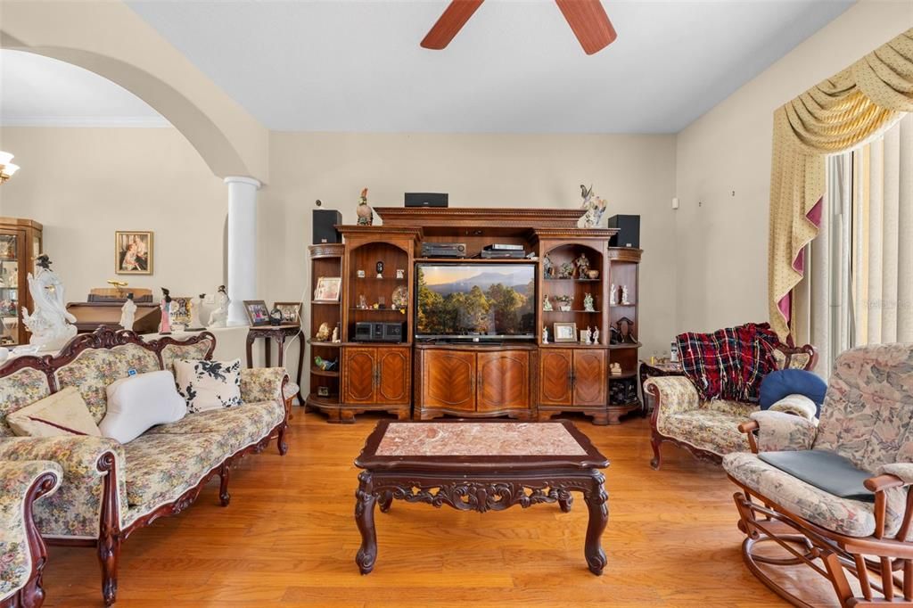 待售: $450,000 (4 贝兹, 2 浴室, 2412 平方英尺)