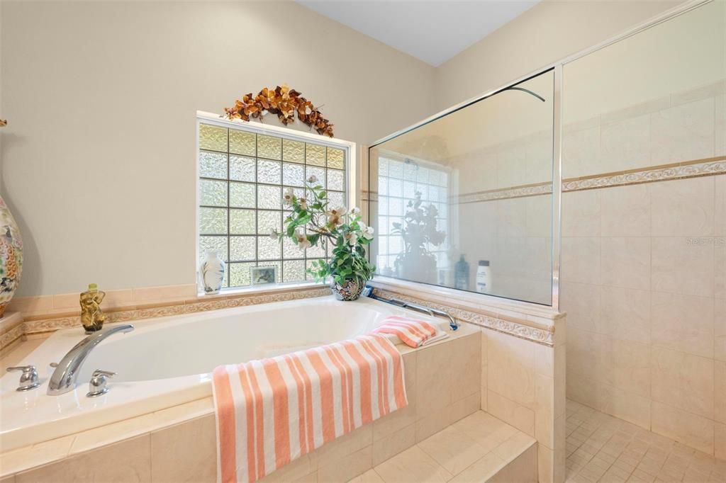 待售: $450,000 (4 贝兹, 2 浴室, 2412 平方英尺)