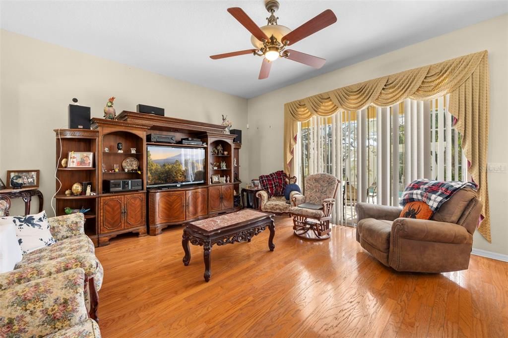 待售: $450,000 (4 贝兹, 2 浴室, 2412 平方英尺)