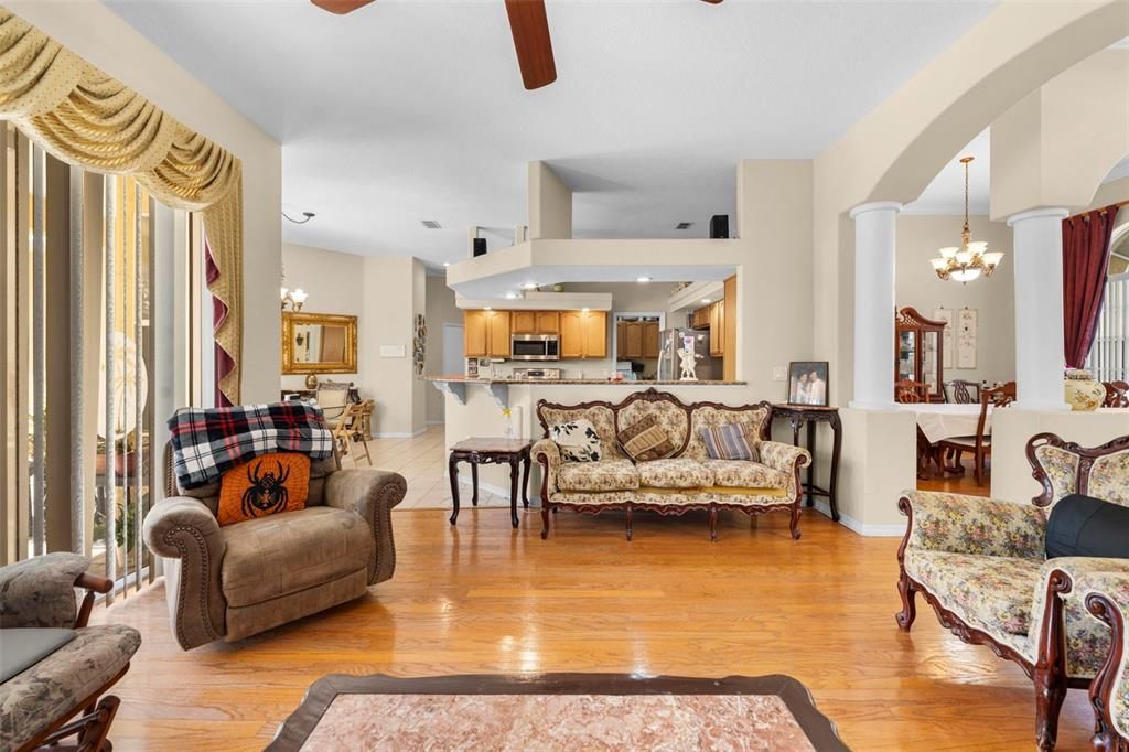 待售: $450,000 (4 贝兹, 2 浴室, 2412 平方英尺)