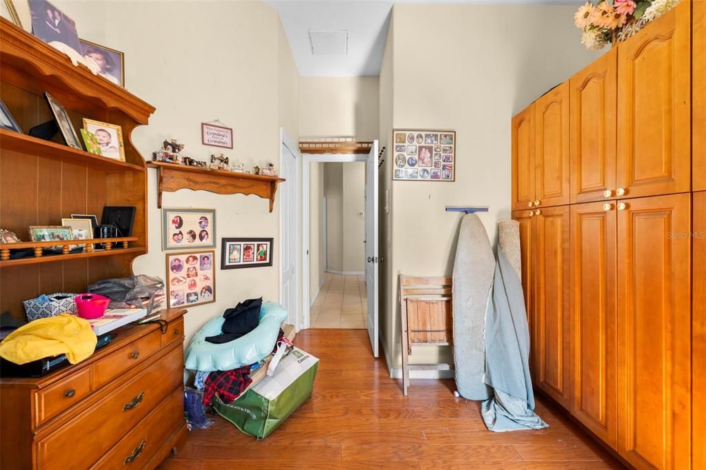 待售: $450,000 (4 贝兹, 2 浴室, 2412 平方英尺)