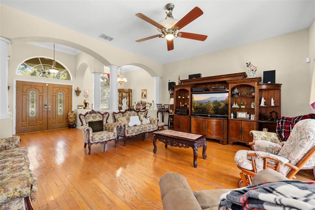 待售: $450,000 (4 贝兹, 2 浴室, 2412 平方英尺)