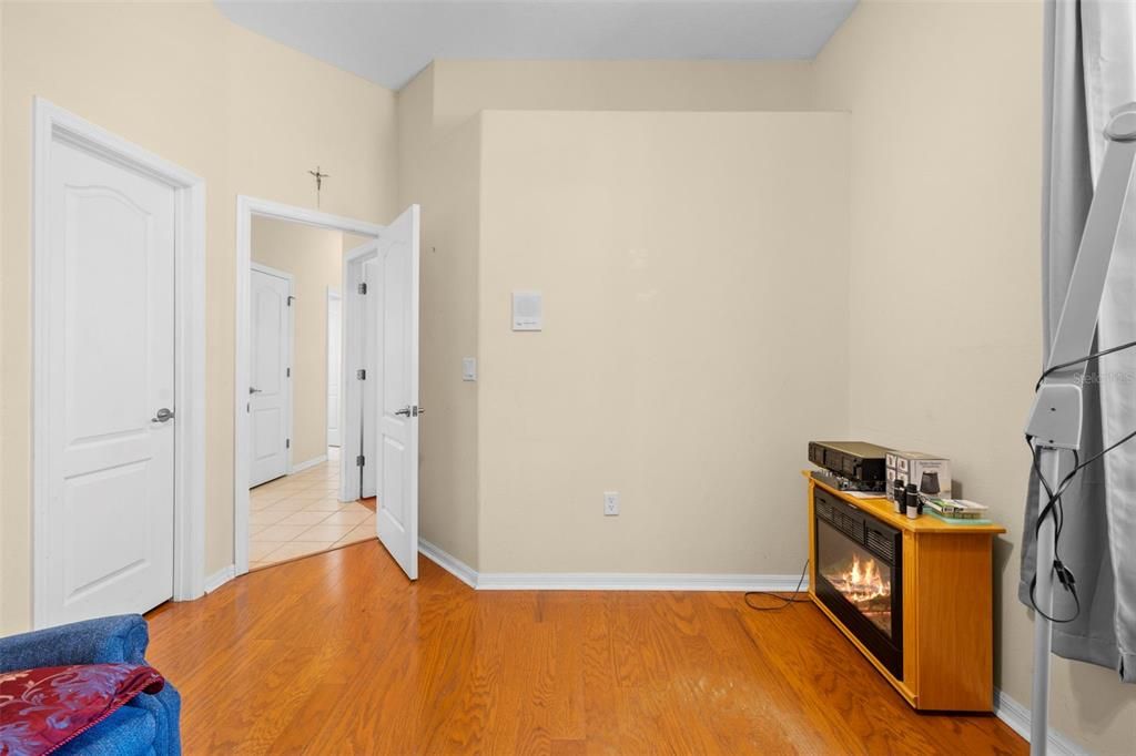 待售: $450,000 (4 贝兹, 2 浴室, 2412 平方英尺)