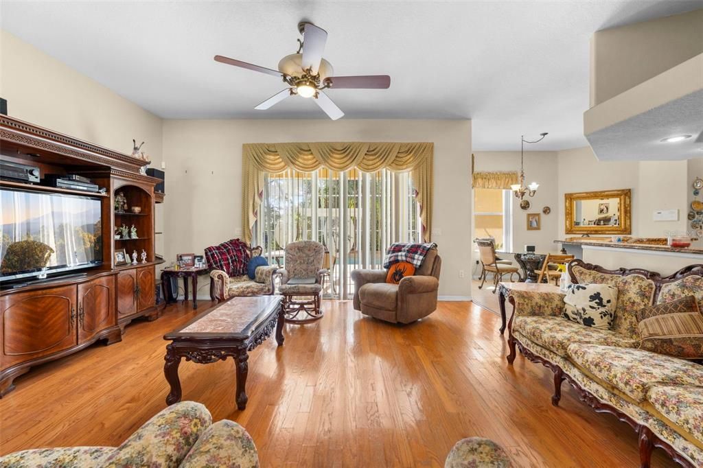 待售: $450,000 (4 贝兹, 2 浴室, 2412 平方英尺)